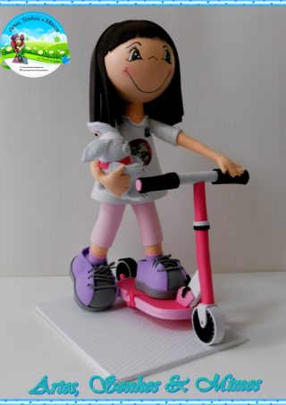 Menina de Trotinete e Coelho