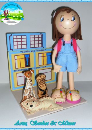 Menina na Escolinha e os seus Cachorrinhos