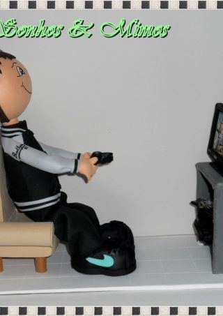 Menino e PlayStation