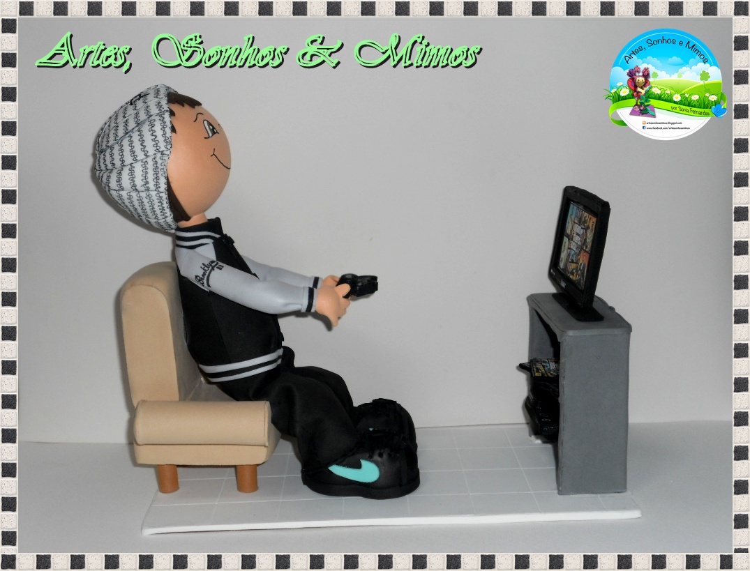 Menino e PlayStation