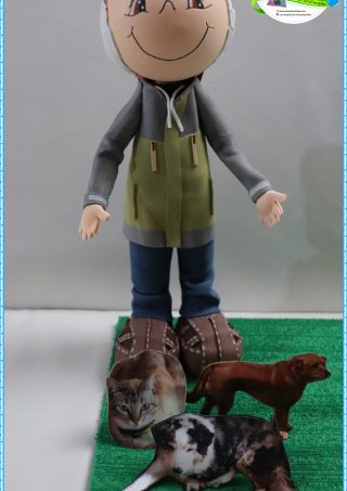 Senhor com os cães e gato