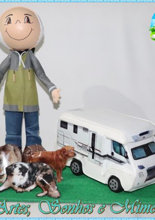 Senhor com os cães, gatos e caravana