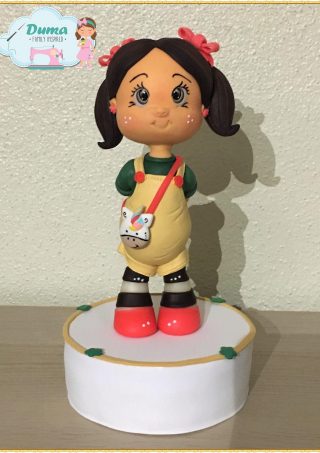 Menina com mala de unicórnio